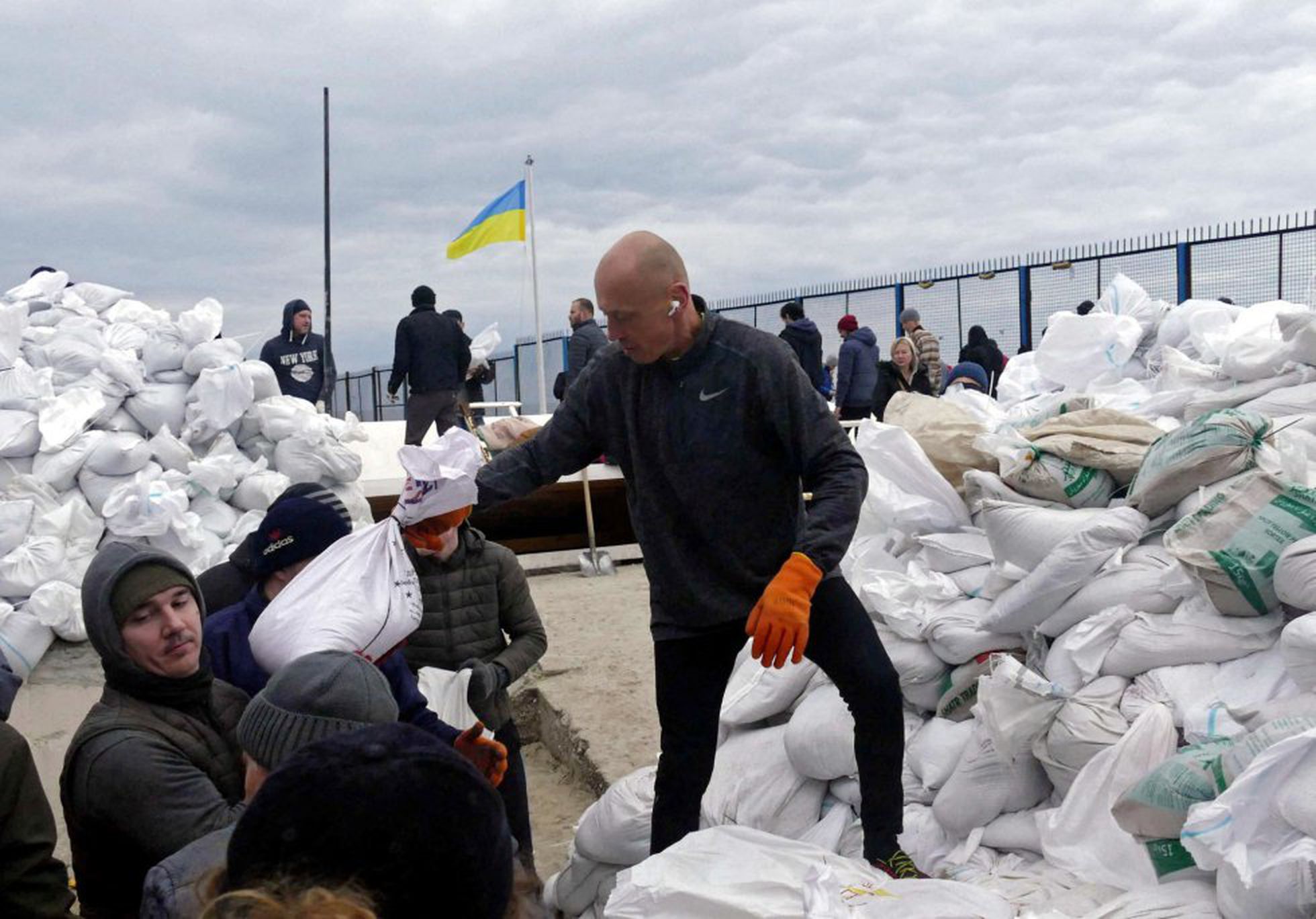 Tuy&ecirc;n bố kh&ocirc;ng trốn, kh&ocirc;ng sợ, tổng thống Ukraine c&ocirc;ng khai vị tr&iacute; - Ảnh 4.