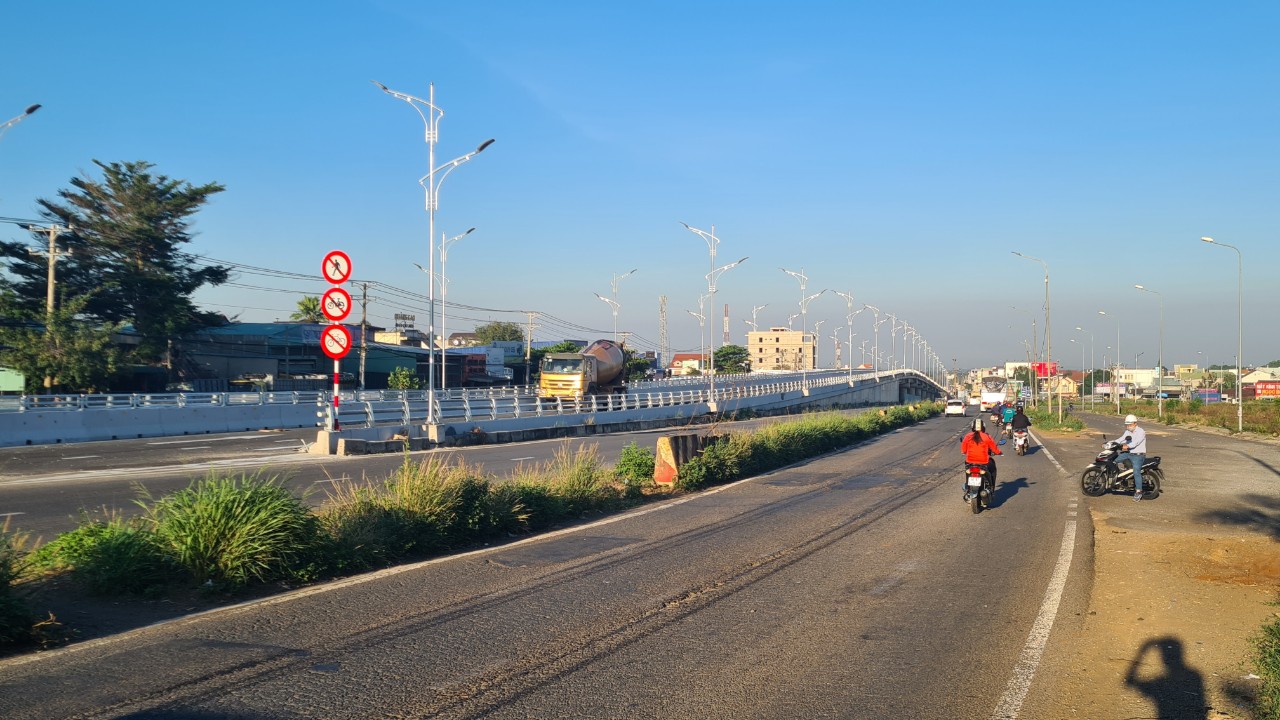 Những chiếc xe đầu tiên lăn bánh qua cầu vượt Dầu Giây - Ảnh 5.