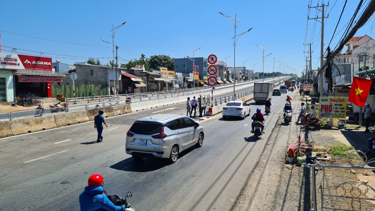 Những chiếc xe đầu tiên lăn bánh qua cầu vượt Dầu Giây - Ảnh 4.