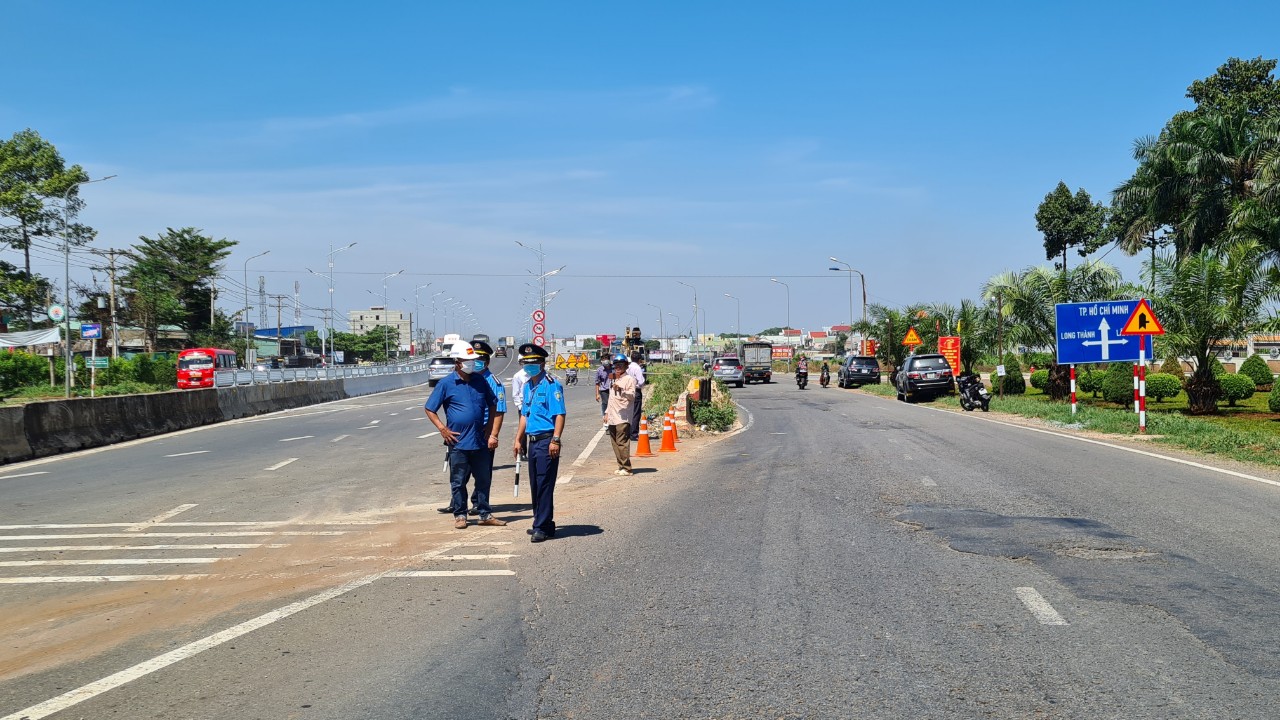 Những chiếc xe đầu tiên lăn bánh qua cầu vượt Dầu Giây - Ảnh 3.