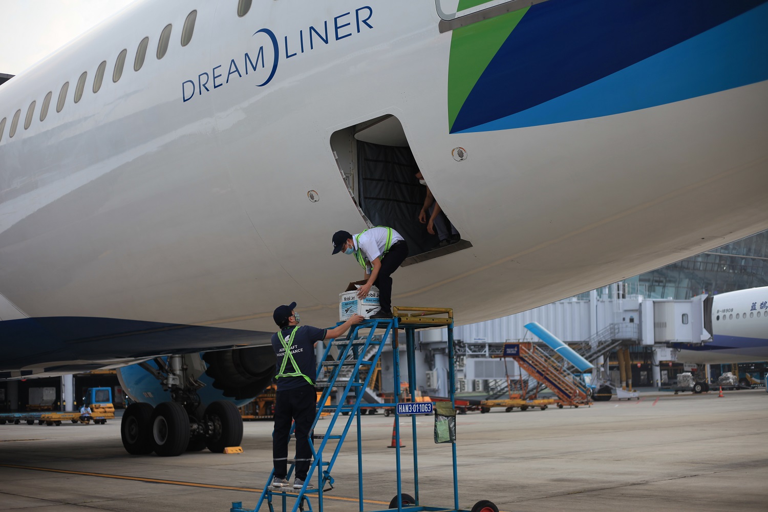 Thêm chuyến bay sẵn sàng đưa công dân Việt Nam tại Ukraine về nước - Ảnh 2.