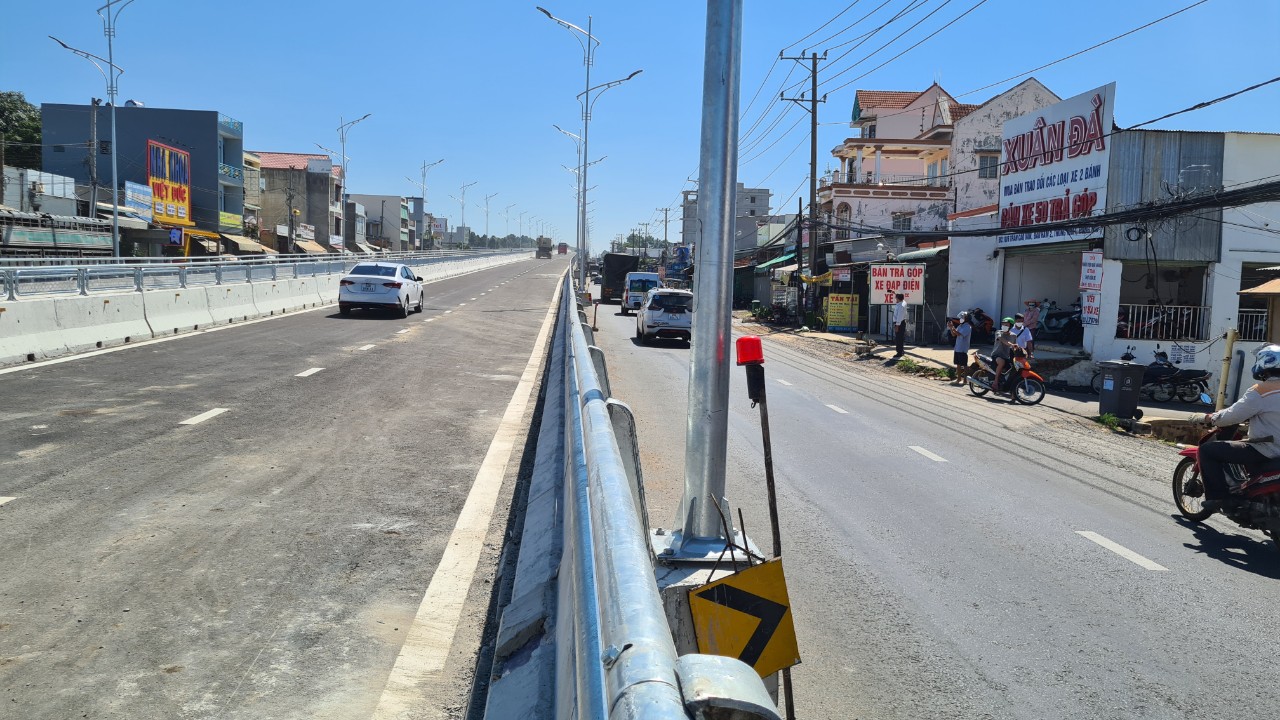 Những chiếc xe đầu tiên lăn bánh qua cầu vượt Dầu Giây - Ảnh 7.