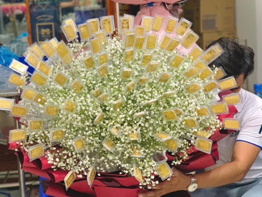 Sự thật vụ "đại gia tặng vợ bó hoa 100 cây vàng 9999" dịp 8-3