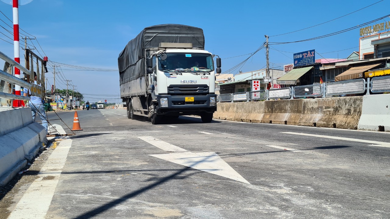 Những chiếc xe đầu tiên lăn bánh qua cầu vượt Dầu Giây - Ảnh 9.