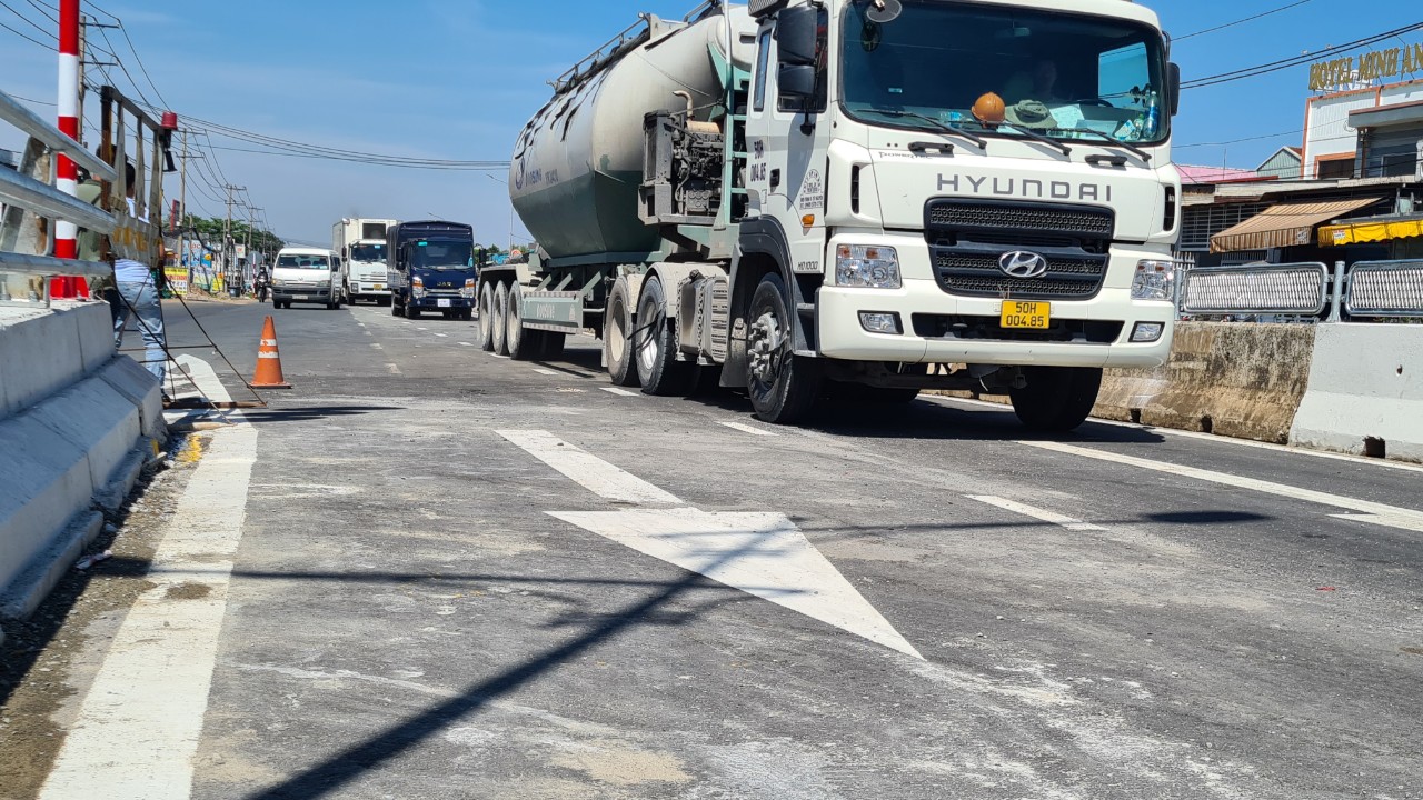 Những chiếc xe đầu tiên lăn bánh qua  cầu vượt Dầu Giây