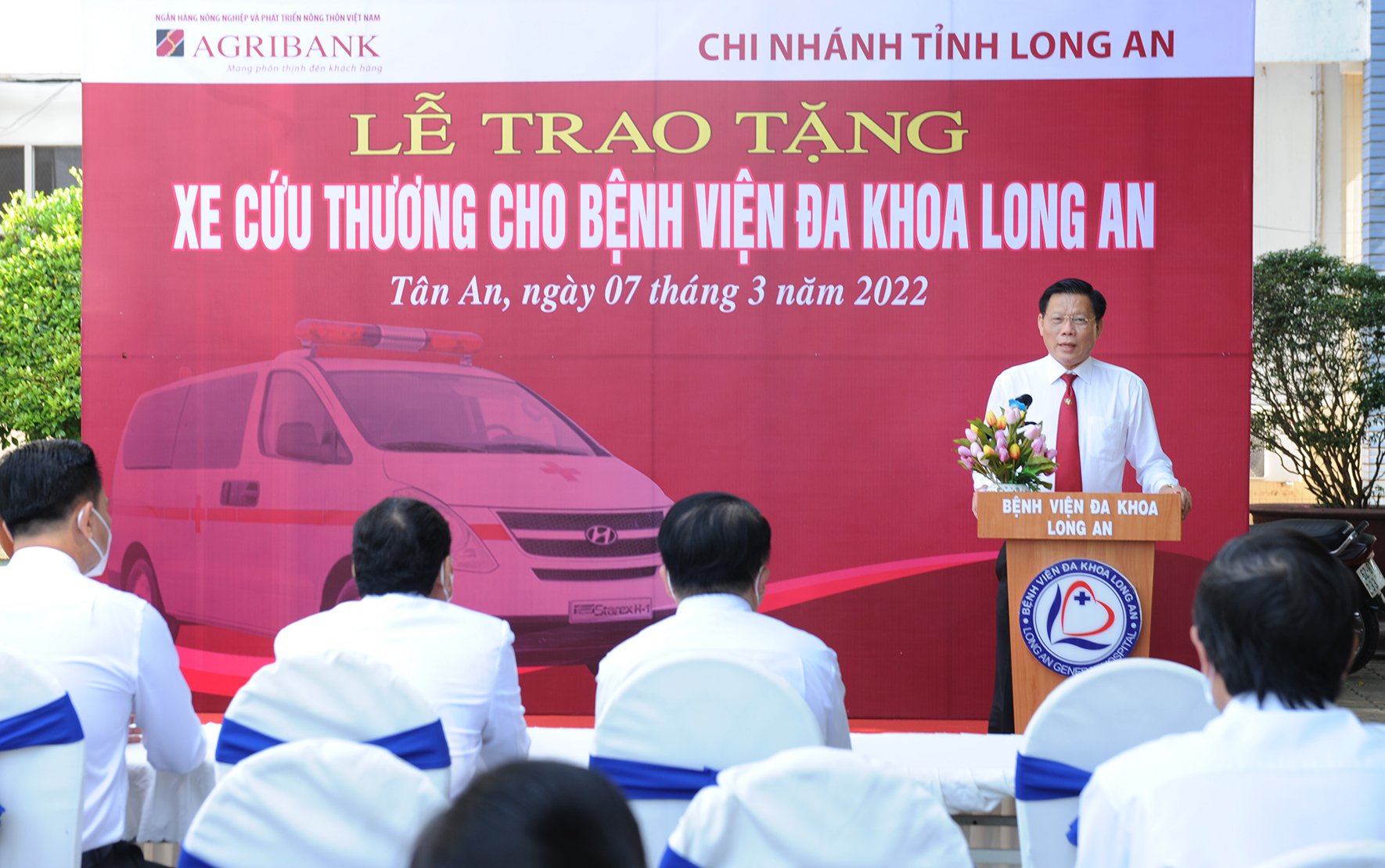 Agribank Long An tặng xe cứu thương chất lượng cao cho bệnh viện tỉnh - Ảnh 4.