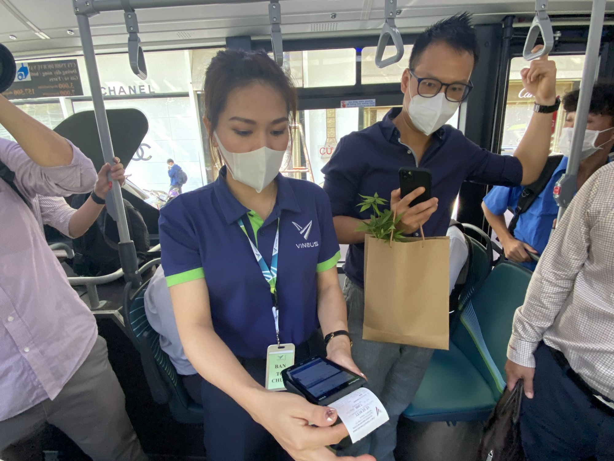 Cận cảnh tuyến xe buýt điện ở TP HCM sẽ lăn bánh ngày mai - Ảnh 7.