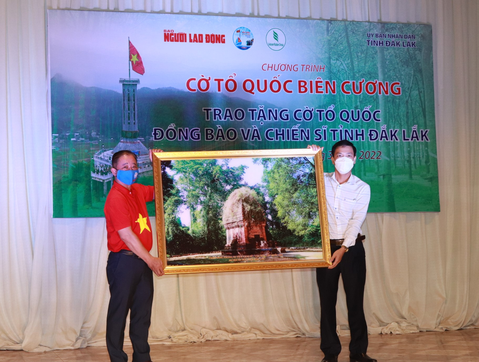 Trao tặng 10.000 l&aacute; cờ Tổ quốc cho đồng b&agrave;o, chiến sĩ v&ugrave;ng bi&ecirc;n giới thuộc tỉnh Đắk Lắk - Ảnh 4.