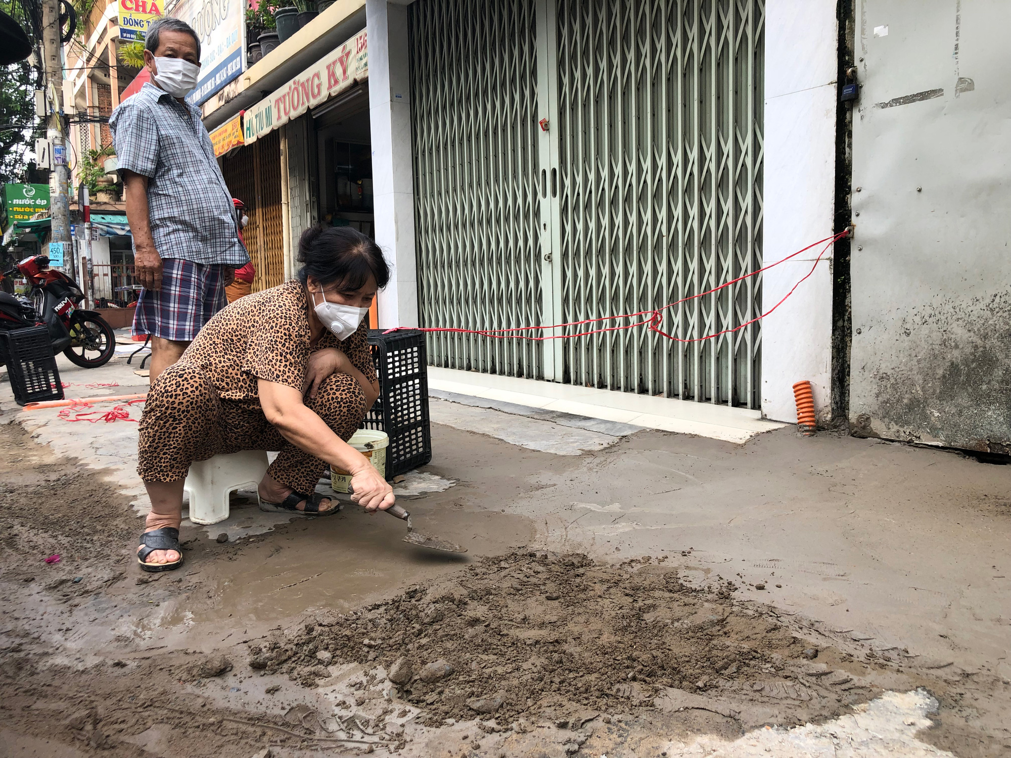 Từ thư bạn đọc: Sau thi công, đường phố "mặc áo vá"