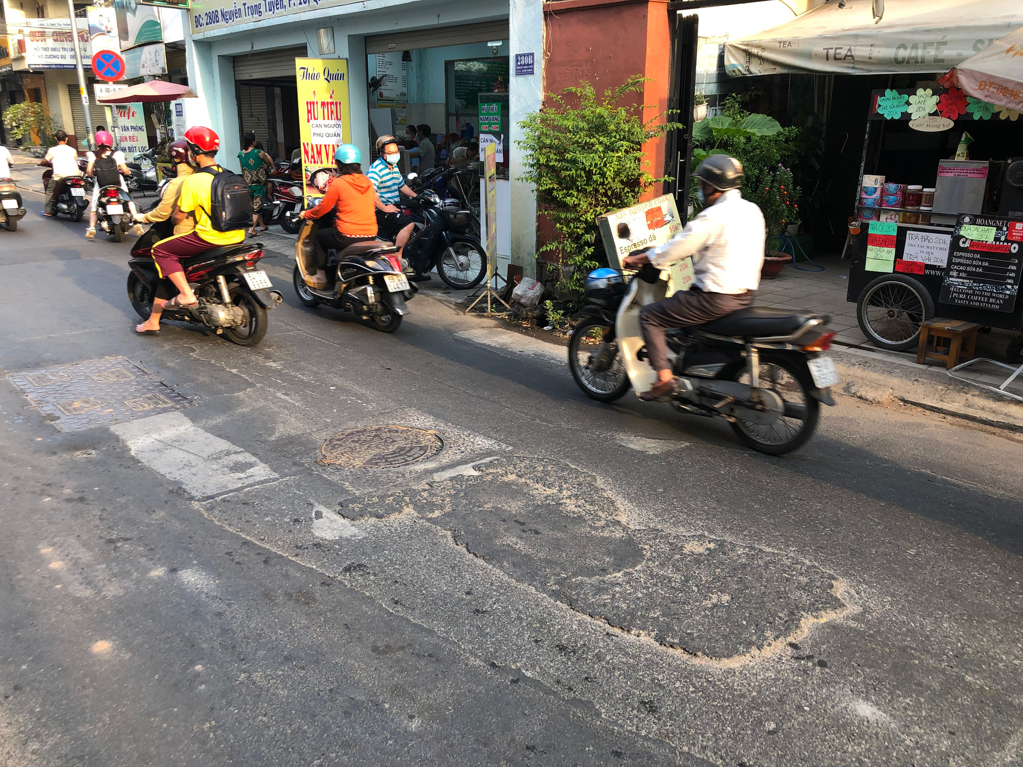 Từ thư bạn đọc: Sau thi c&ocirc;ng, đường phố mặc &aacute;o v&aacute; - Ảnh 2.