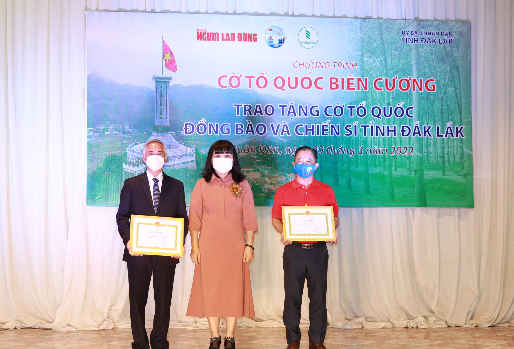 Trao tặng 10.000 l&aacute; cờ Tổ quốc cho đồng b&agrave;o, chiến sĩ v&ugrave;ng bi&ecirc;n giới thuộc tỉnh Đắk Lắk - Ảnh 3.