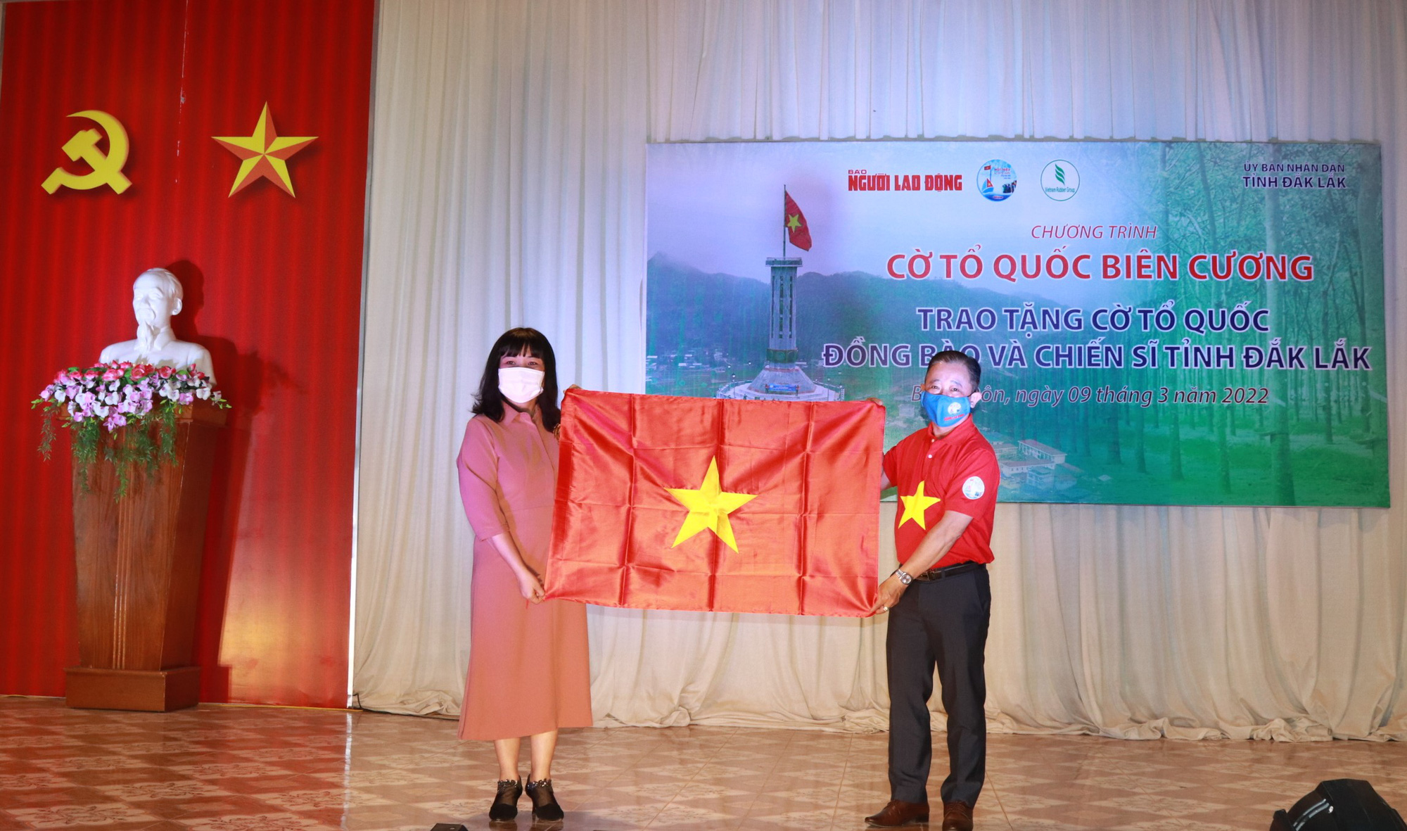 Trao tặng 10.000 l&aacute; cờ Tổ quốc cho đồng b&agrave;o, chiến sĩ v&ugrave;ng bi&ecirc;n giới thuộc tỉnh Đắk Lắk - Ảnh 2.