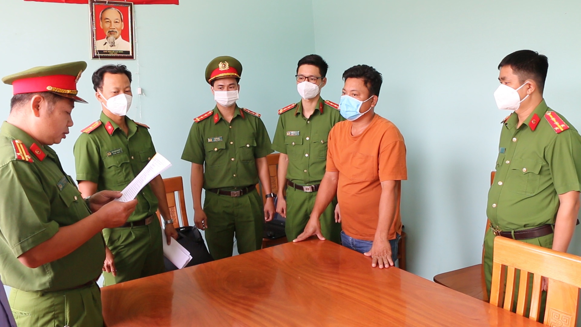 Bắt và khám xét nơi ở Giám đốc Công ty Ánh Thi vì buôn lậu hạt điều