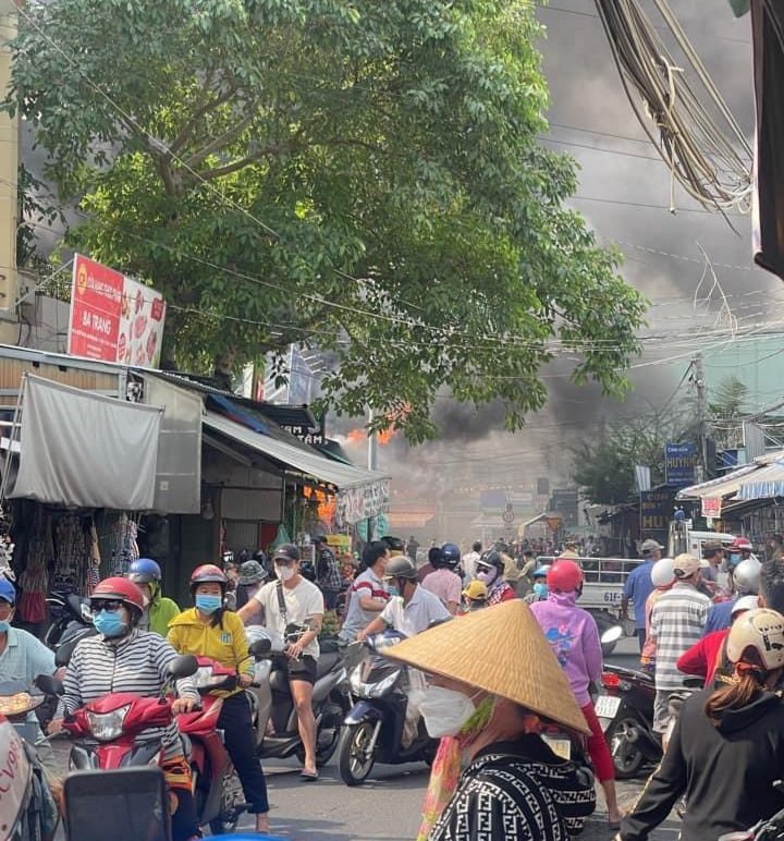 Đập tường cứu 2 người kẹt trong khói lửa ở chợ Dĩ An, Bình Dương