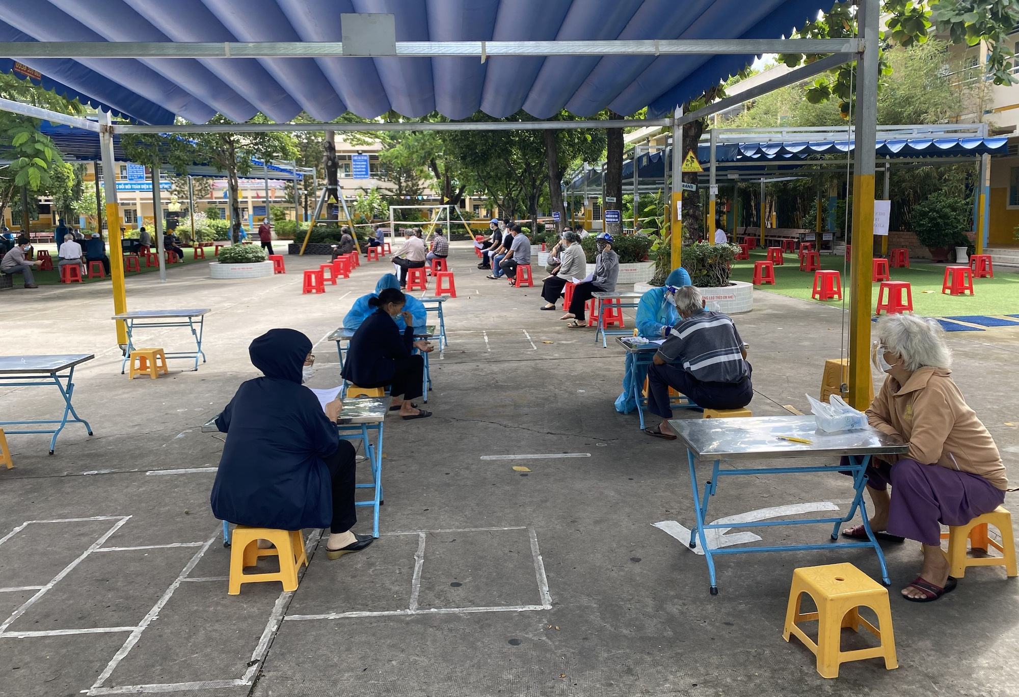 TP HCM: Xét nghiệm nhanh Covid-19 người trên 65 tuổi, có bệnh nền