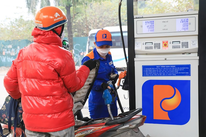Thủ tướng y&ecirc;u cầu tập trung c&aacute;c giải ph&aacute;p bảo đảm cung ứng đủ xăng dầu cho sản xuất, kinh doanh, ti&ecirc;u d&ugrave;ng