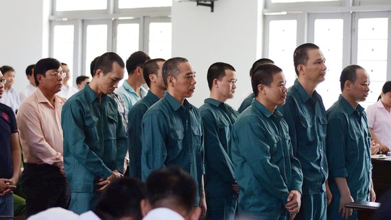 Truy tố đối tượng cầm đầu đường d&acirc;y bu&ocirc;n lậu xăng, dầu hơn 2.000 tỉ đồng - Ảnh 1.