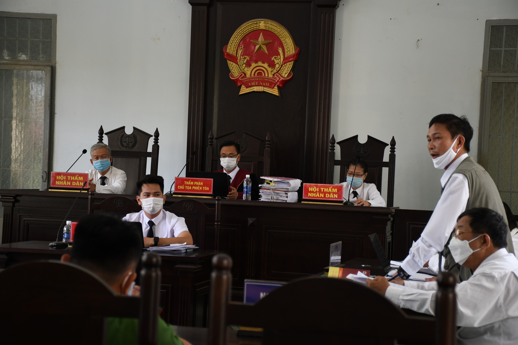 CLIP: Trấn lột tiểu thương ở Đồng Nai, b&agrave; tr&ugrave;m Loan c&aacute; l&atilde;nh 5 năm t&ugrave; - Ảnh 8.