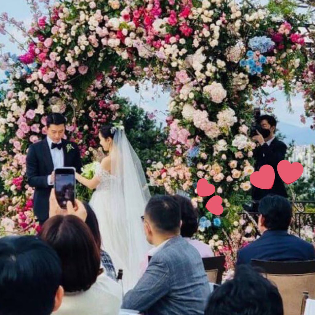 Lộ khoảnh khắc Hyun Bin v&agrave; Son Ye-jin h&ocirc;n nhau nồng n&agrave;n - Ảnh 10.