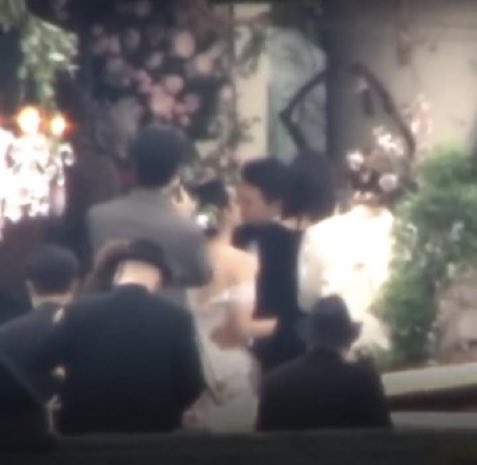Lộ khoảnh khắc Hyun Bin v&agrave; Son Ye-jin h&ocirc;n nhau nồng n&agrave;n - Ảnh 1.