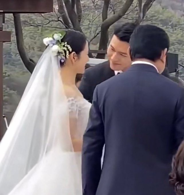 Lộ khoảnh khắc Hyun Bin v&agrave; Son Ye-jin h&ocirc;n nhau nồng n&agrave;n - Ảnh 9.