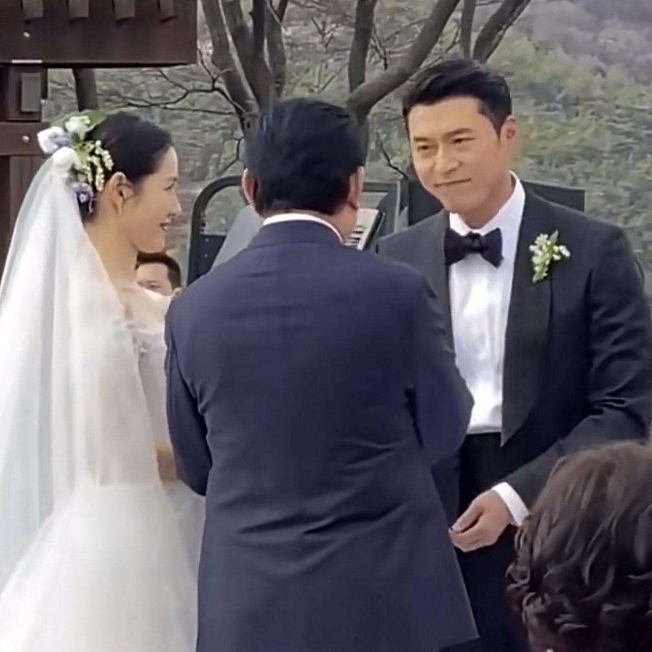 Lộ khoảnh khắc Hyun Bin v&agrave; Son Ye-jin h&ocirc;n nhau nồng n&agrave;n - Ảnh 8.
