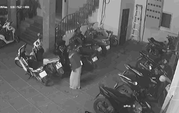 CLIP: Khoảnh khắc người phụ nữ ch&acirc;m lửa ph&oacute;ng hoả đốt nh&agrave; khiến 6 người thương vong