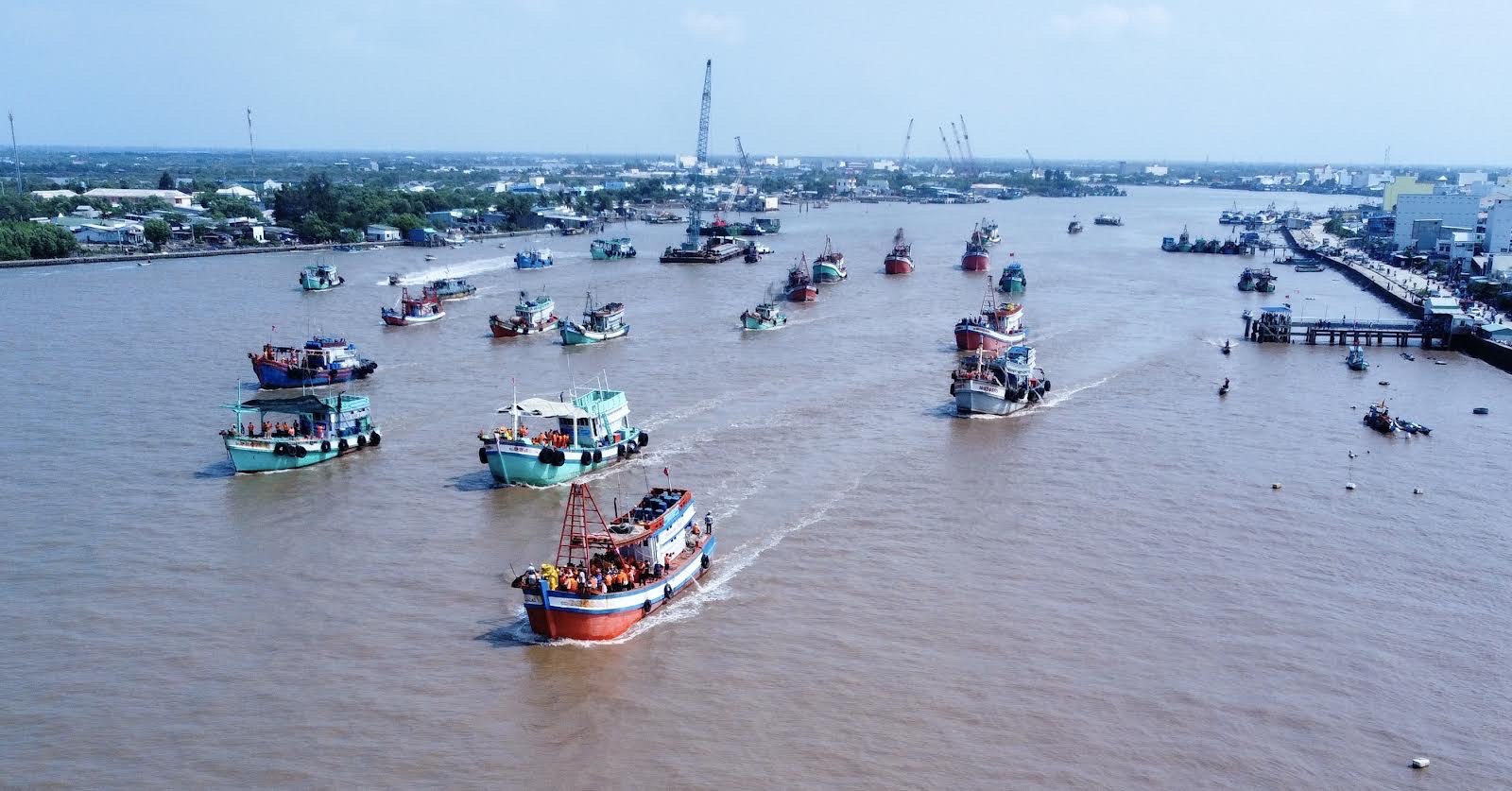 Cờ Tổ quốc nhuộm đỏ Lễ hội Nghinh Ông ở Bạc Liêu