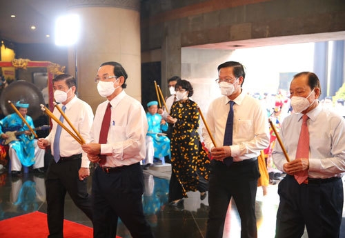 Cả nước hướng về Quốc Tổ