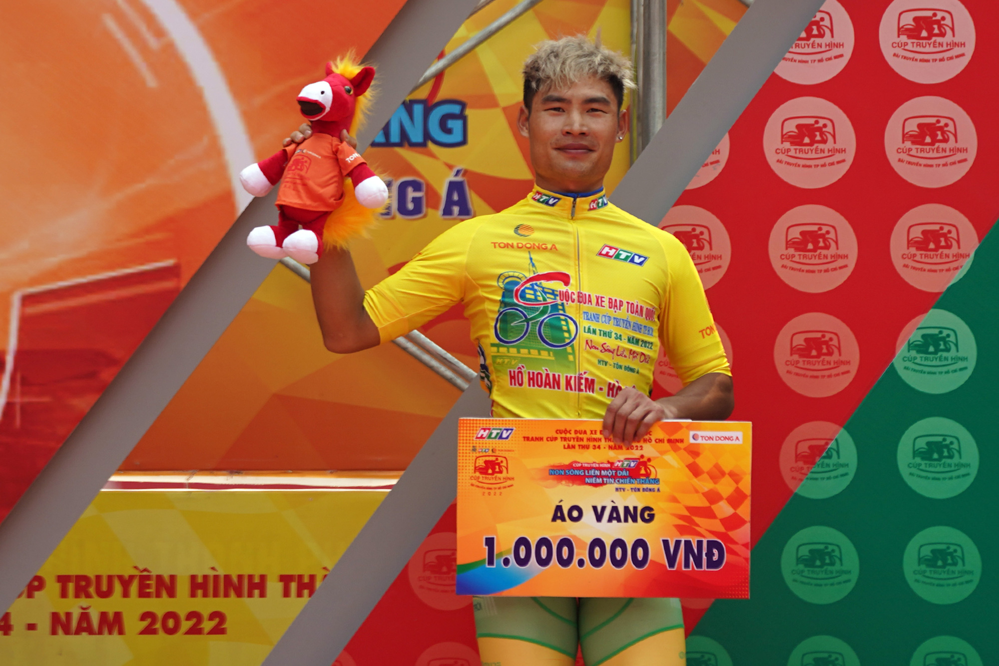 Cúp Truyền hình TP HCM 2022: Quàng Văn Cường đoạt cú đúp Áo vàng, Áo xanh
