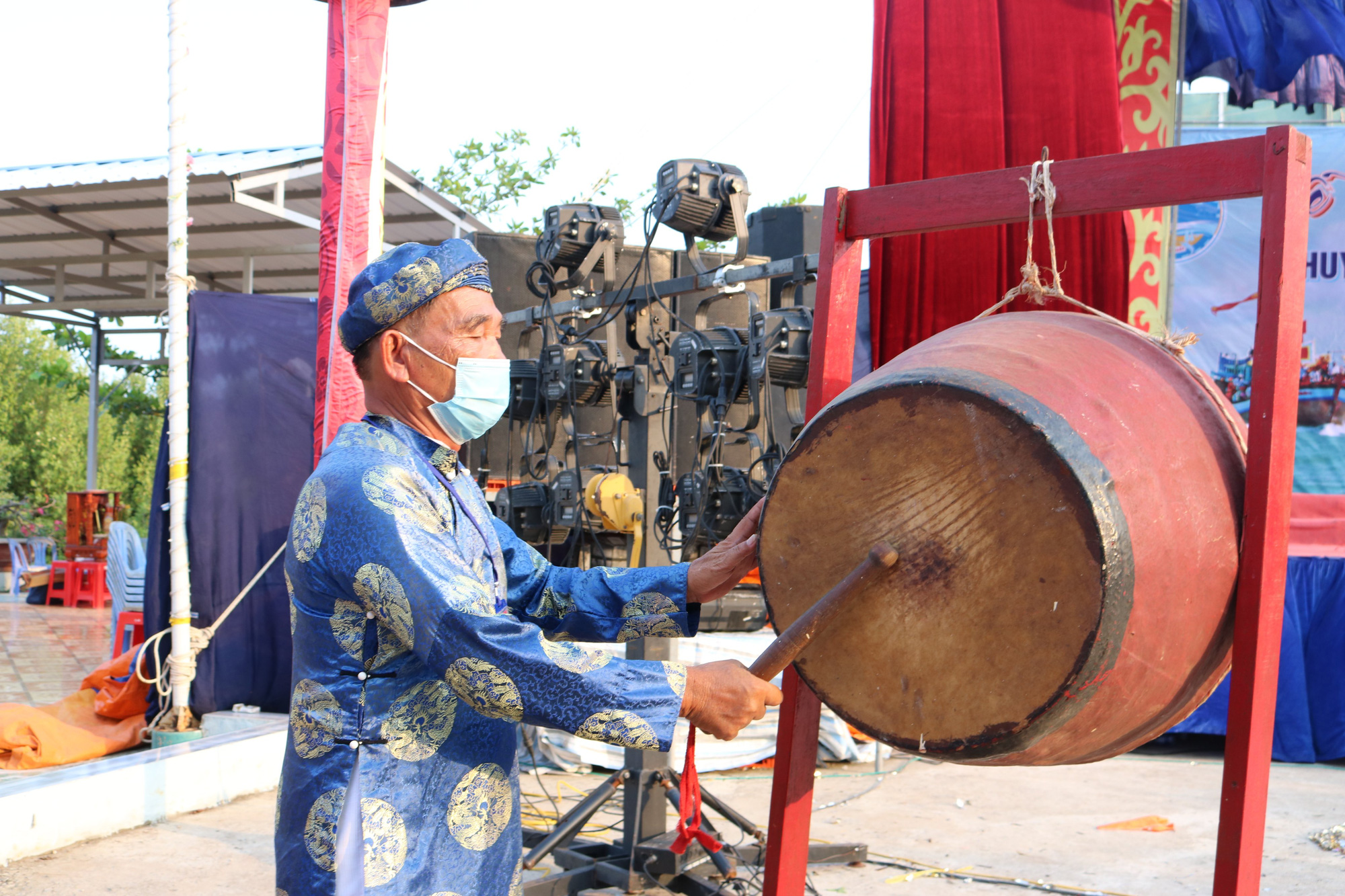 Cờ Tổ quốc nhuộm đỏ Lễ hội Nghinh Ông ở Bạc Liêu - Ảnh 5.