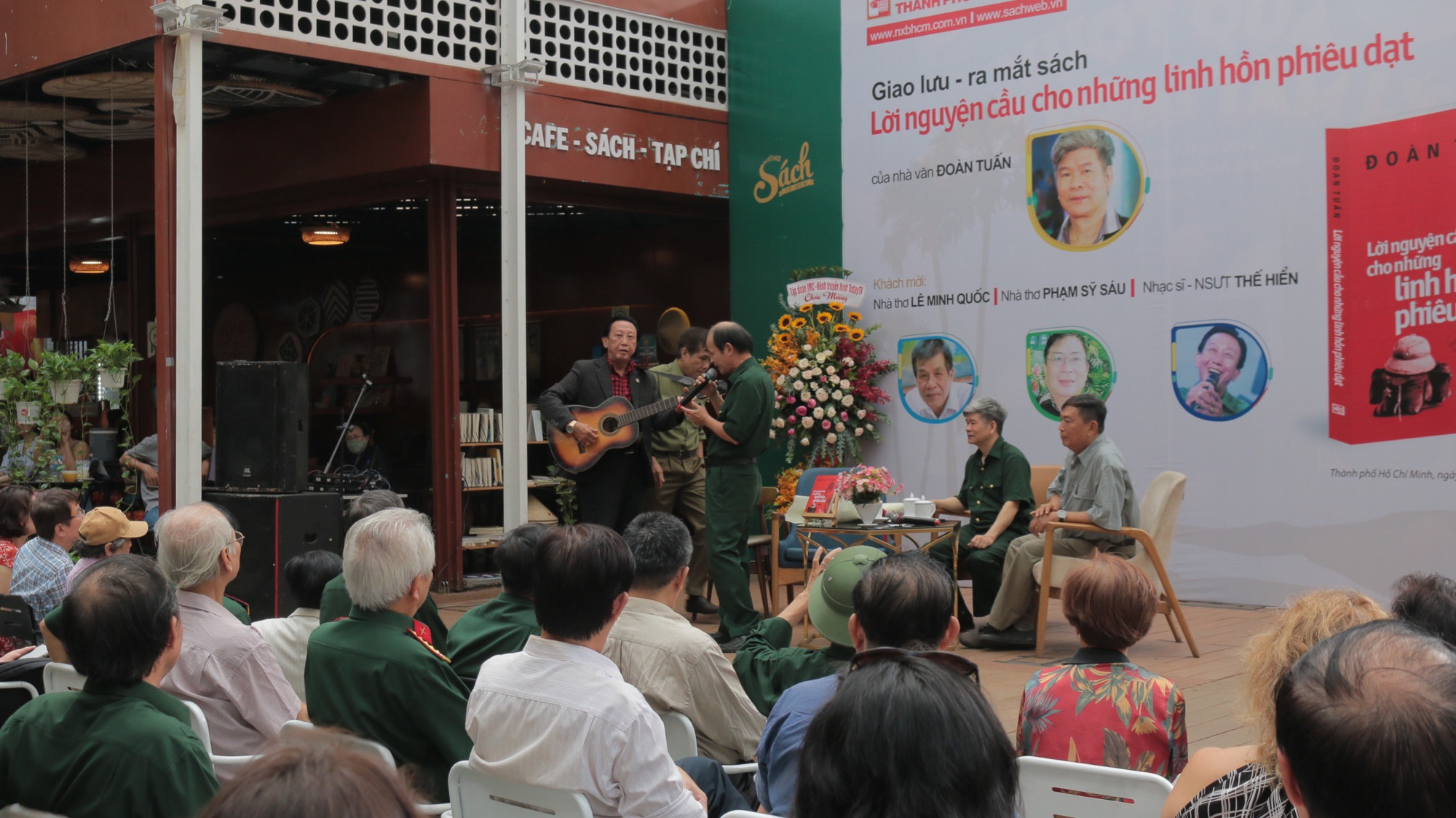Cuộc hội ngộ của đồng đội chiến trường K tại đường s&aacute;ch TP HCM - Ảnh 3.