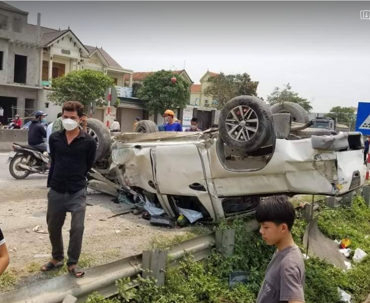 Xe bán tải bẹp dúm, lật ngửa sau khi bị tàu hỏa tông văng xa nhiều mét