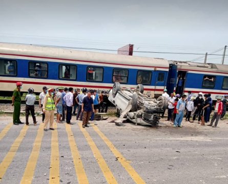 Xe bán tải bẹp dúm khi bị tàu hỏa tông văng xa nhiều mét - Ảnh 2.