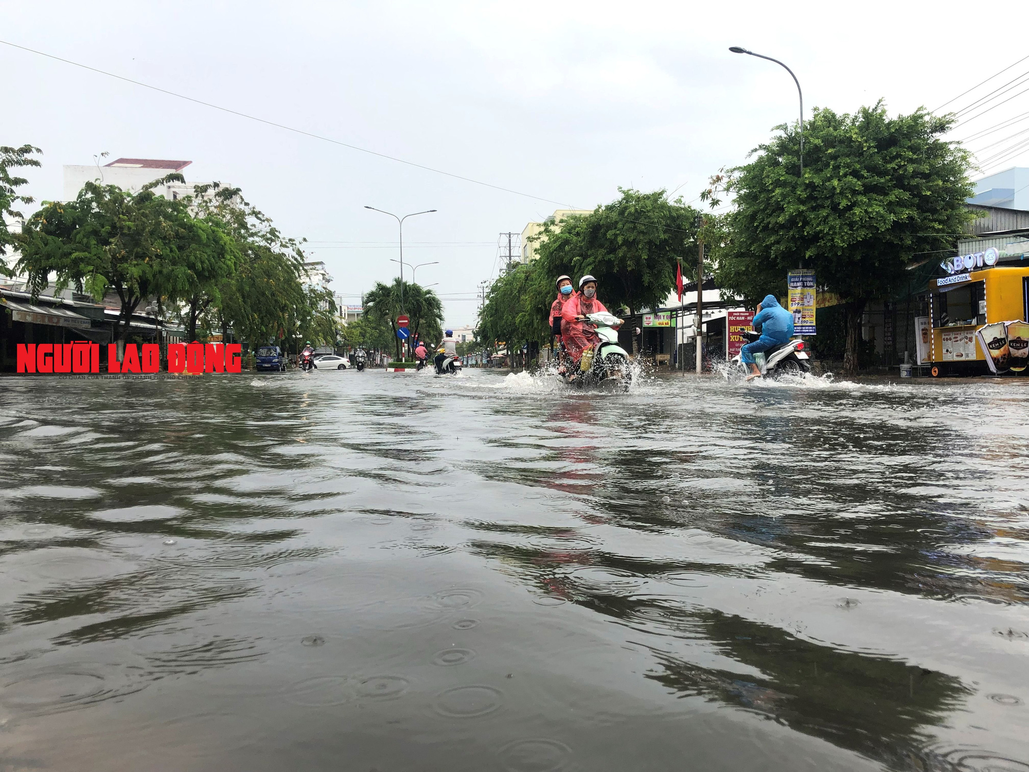 CLIP: Mưa cực lớn, đường phố Bạc Liêu chìm trong biển nước