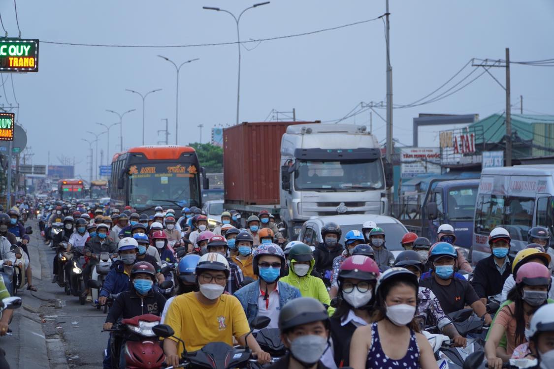 TP HCM: Bất ngờ h&igrave;nh ảnh giao th&ocirc;ng đối lập ở cửa ng&otilde; ph&iacute;a Đ&ocirc;ng v&agrave; T&acirc;y sau lễ - Ảnh 7.