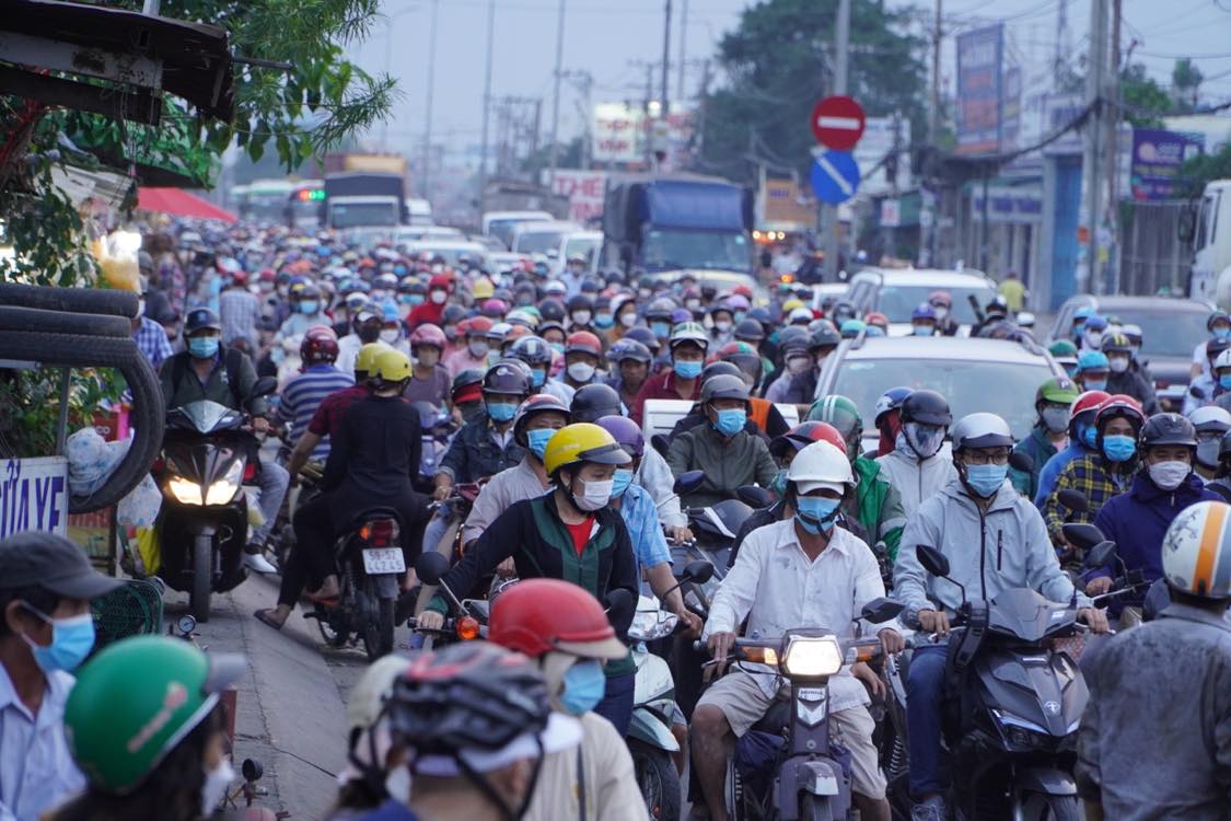 TP HCM: Bất ngờ h&igrave;nh ảnh giao th&ocirc;ng đối lập ở cửa ng&otilde; ph&iacute;a Đ&ocirc;ng v&agrave; T&acirc;y sau lễ - Ảnh 8.