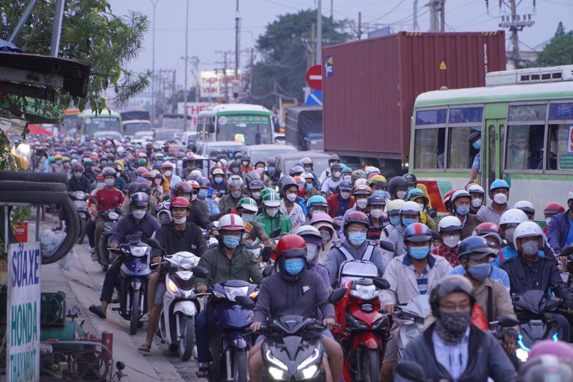 TP HCM: Bất ngờ hình ảnh giao thông đối lập ở cửa ngõ phía Đông và Tây sau lễ