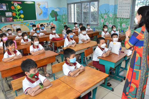 Học sinh toàn TP HCM trở lại trường - Ảnh 1.