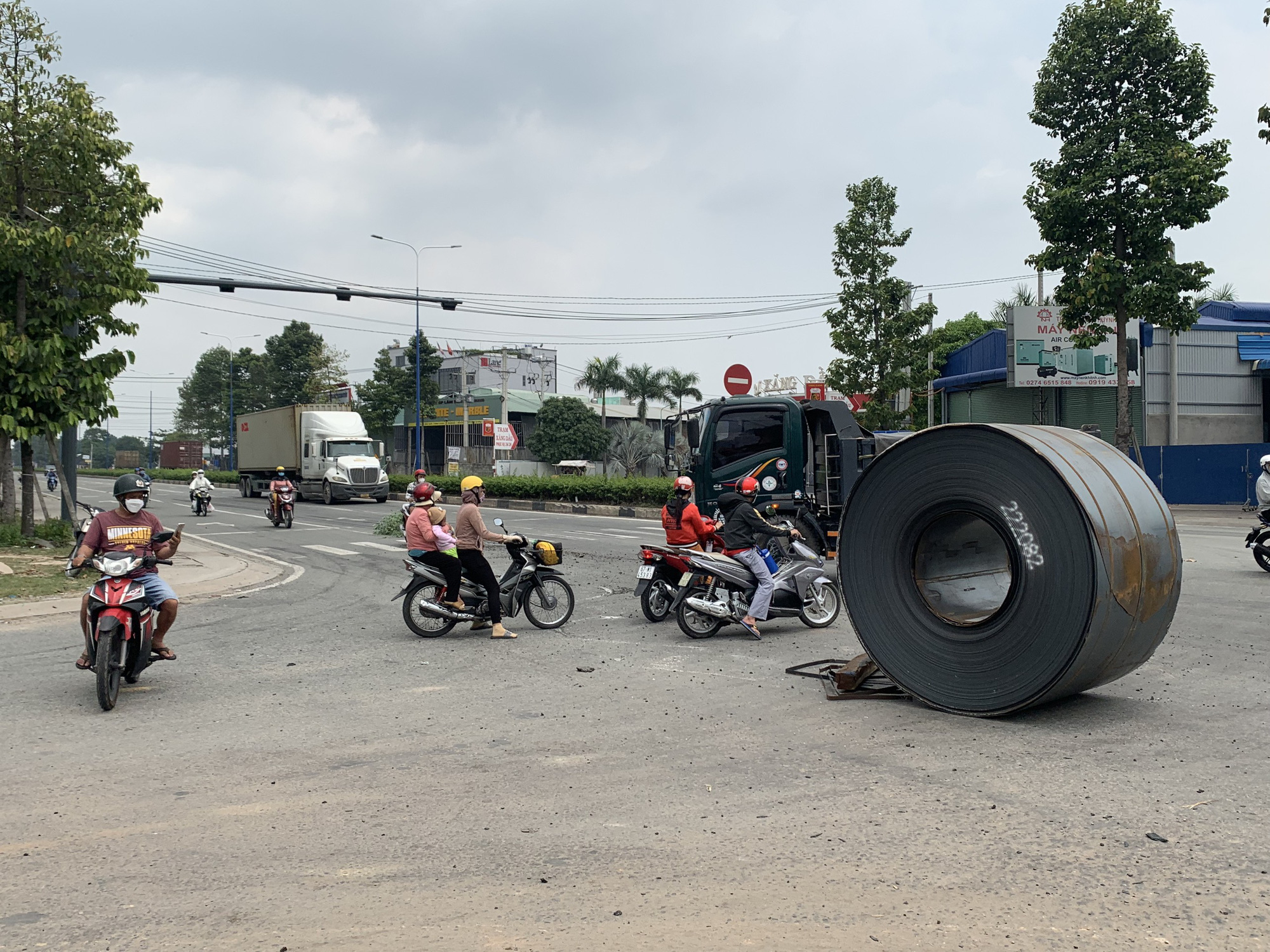 Khiếp vía với cuộn thép hàng chục tấn rơi xuống giao lộ ở Bình Dương - Ảnh 2.
