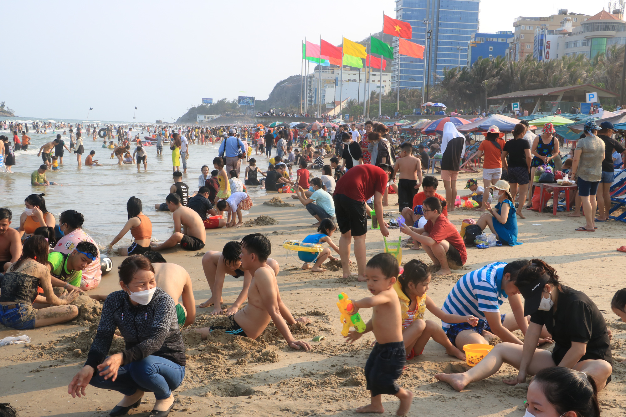 Vũng Tàu đón lượng khách "khủng", khách sạn 4-5 sao tại Mũi Né "cháy phòng"