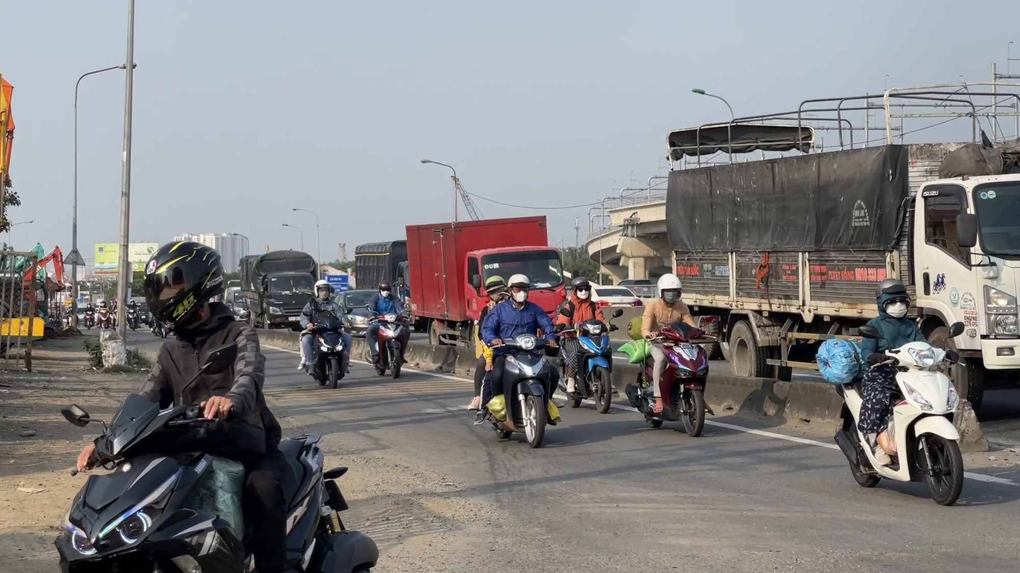 TP HCM: Bất ngờ h&igrave;nh ảnh giao th&ocirc;ng đối lập ở cửa ng&otilde; ph&iacute;a Đ&ocirc;ng v&agrave; T&acirc;y sau lễ - Ảnh 4.