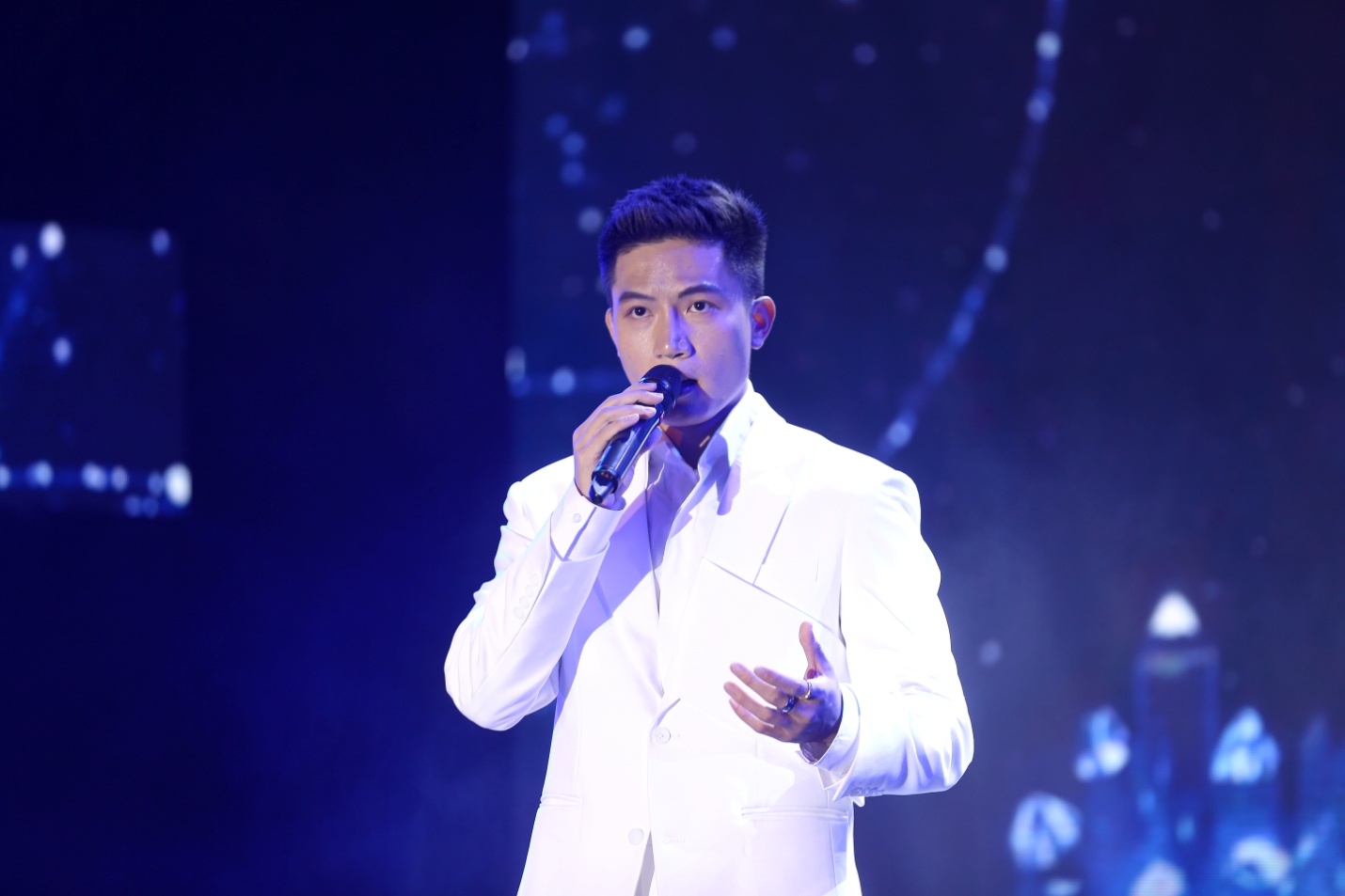 D&agrave;n sao Vpop &ldquo;ch&aacute;y hết m&igrave;nh&rdquo; trong đ&ecirc;m nhạc &ldquo;Hương sắc m&ugrave;a h&egrave;&rdquo; tại FLC Sầm Sơn - Ảnh 5.