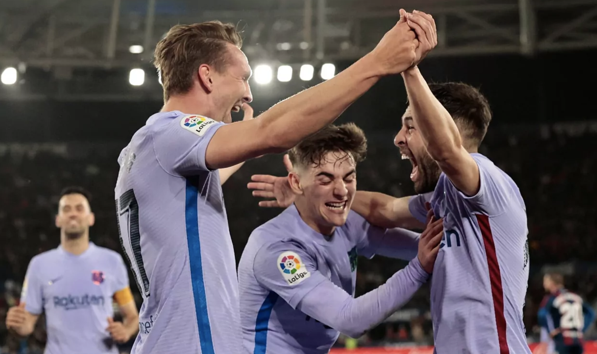 Thoát hiểm 3 quả phạt đền, Barcelona ngược dòng ngoạn mục hạ Levante - Ảnh 3.