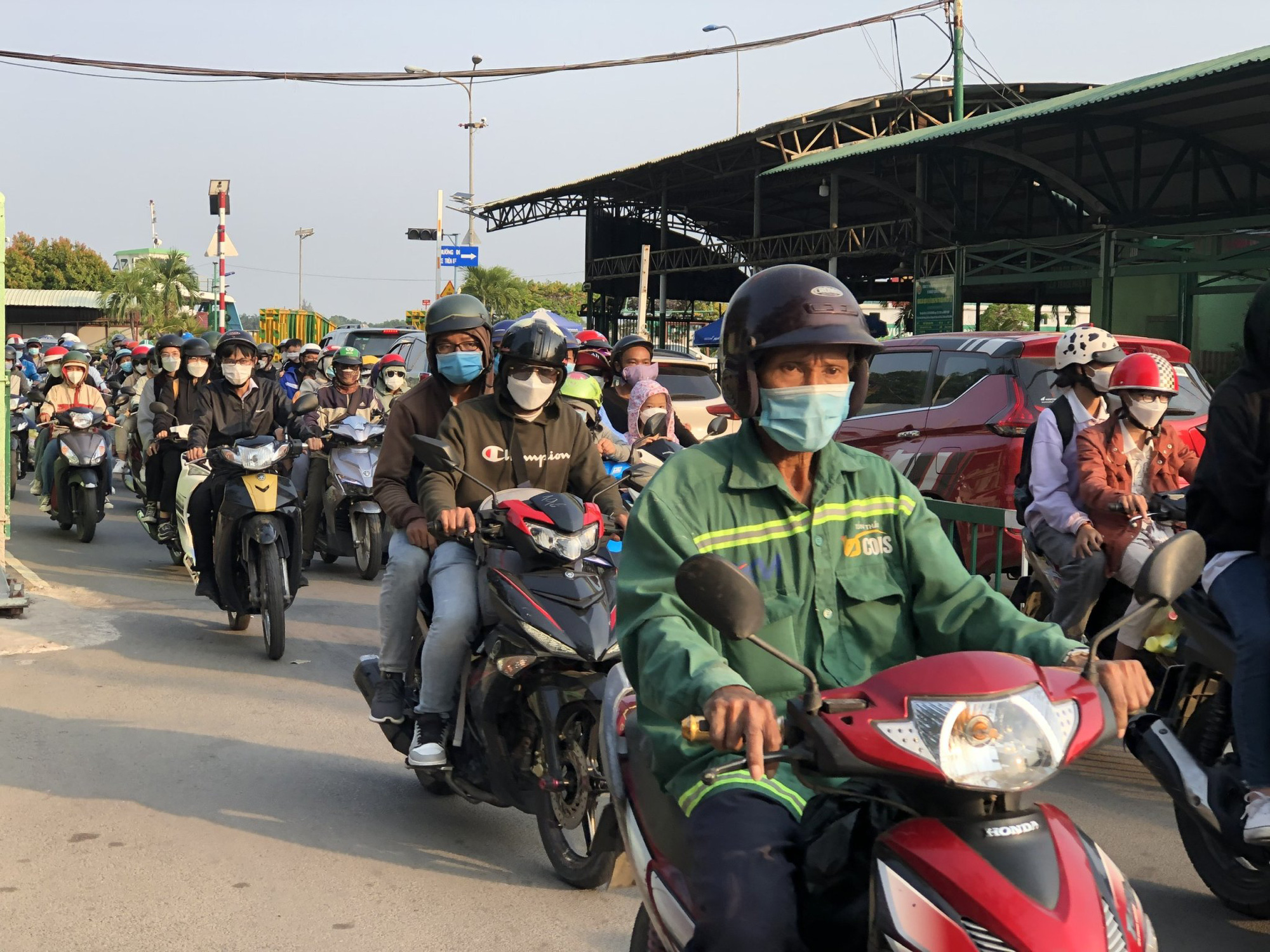 TP HCM: Bất ngờ h&igrave;nh ảnh giao th&ocirc;ng đối lập ở cửa ng&otilde; ph&iacute;a Đ&ocirc;ng v&agrave; T&acirc;y sau lễ - Ảnh 1.