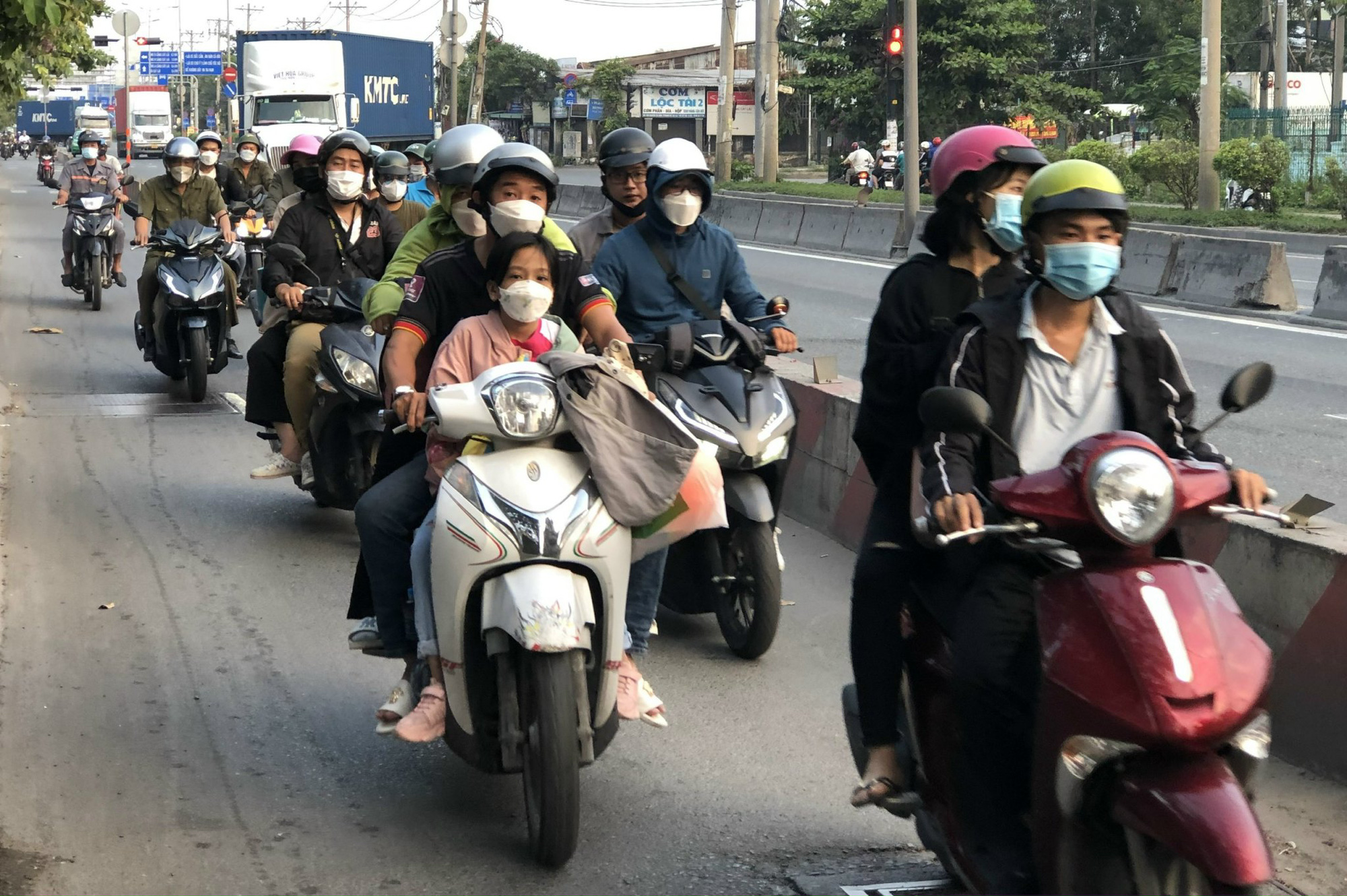 TP HCM: Bất ngờ h&igrave;nh ảnh giao th&ocirc;ng đối lập ở cửa ng&otilde; ph&iacute;a Đ&ocirc;ng v&agrave; T&acirc;y sau lễ - Ảnh 2.