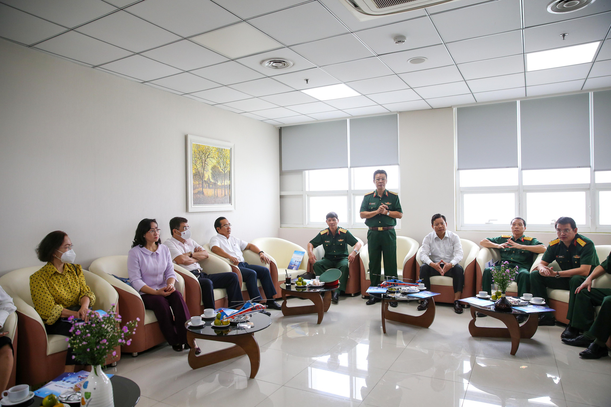 Thỏa sức ngắm TP HCM từ trên cao bằng tour trực thăng - Ảnh 2.