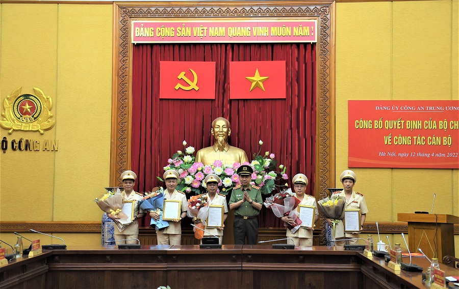 C&ocirc;ng bố Quyết định của Bộ Ch&iacute;nh trị về c&ocirc;ng t&aacute;c c&aacute;n bộ tại Đảng ủy C&ocirc;ng an Trung ương - Ảnh 1.