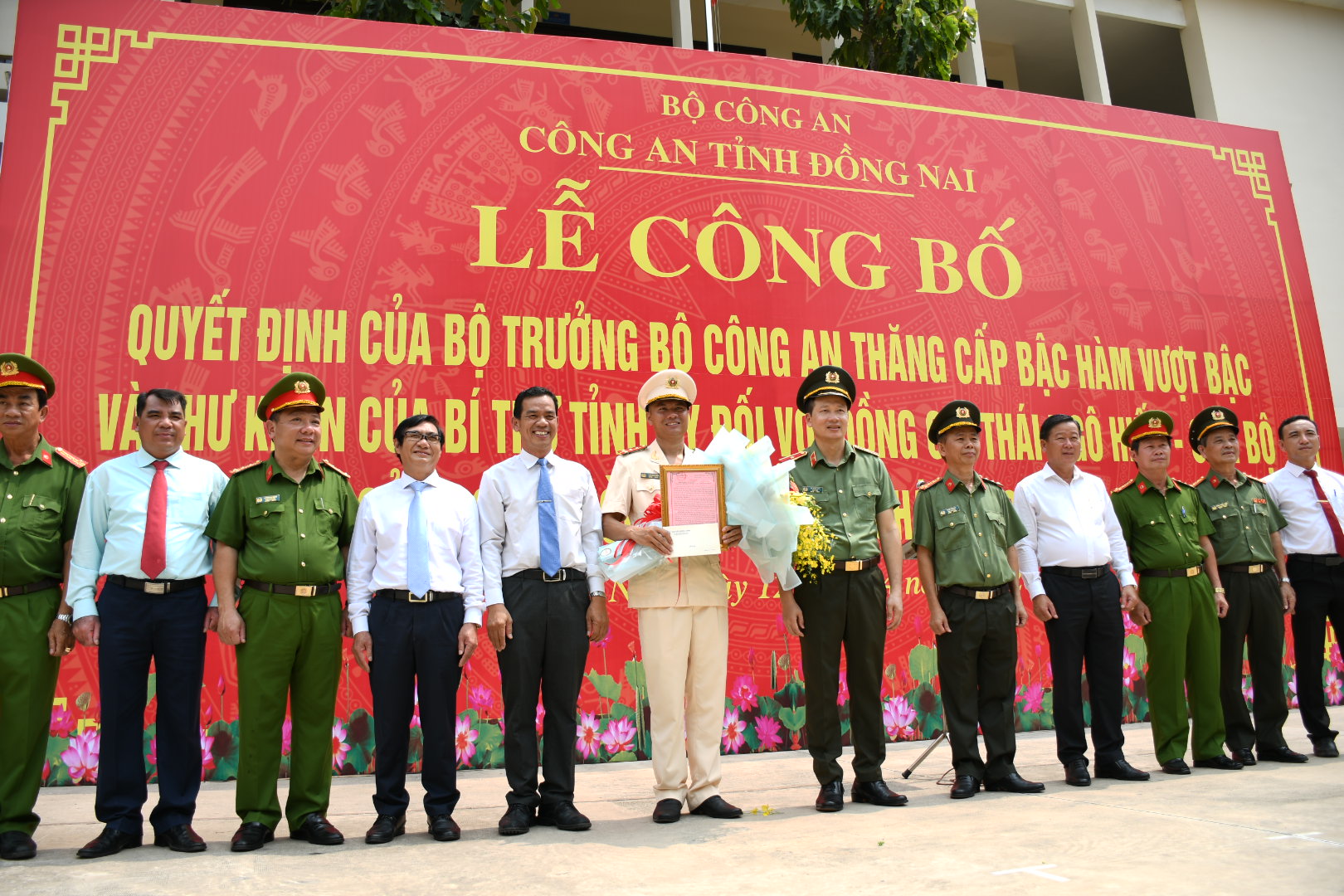 Công bố quyết định thăng quân hàm vượt cấp cho người hùng cứu 4 người đuối nước