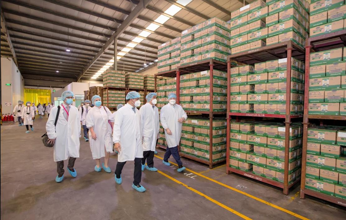 T&acirc;n Đại sứ Mỹ tại Việt Nam thăm nh&agrave; m&aacute;y sữa Vinamilk tại Cần Thơ - Ảnh 2.